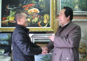 油画家刘文文与毛泽东特型演员合影并收藏刘文文油画作品。